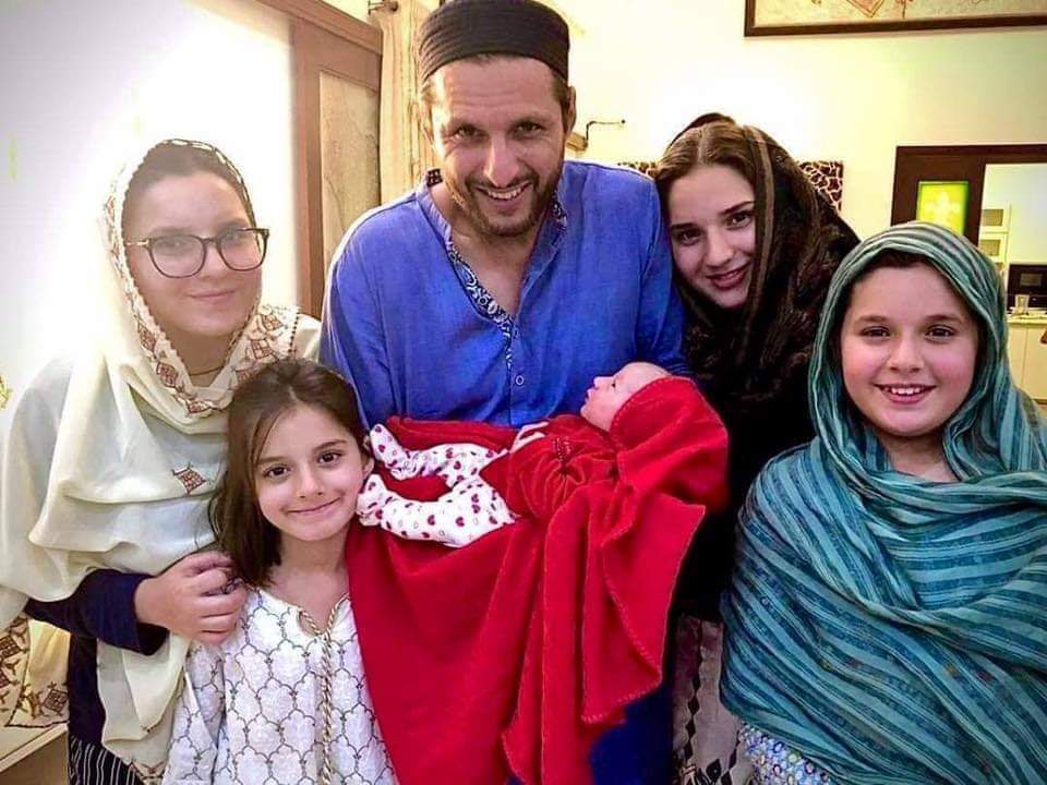 Shahid Afridi family Photo