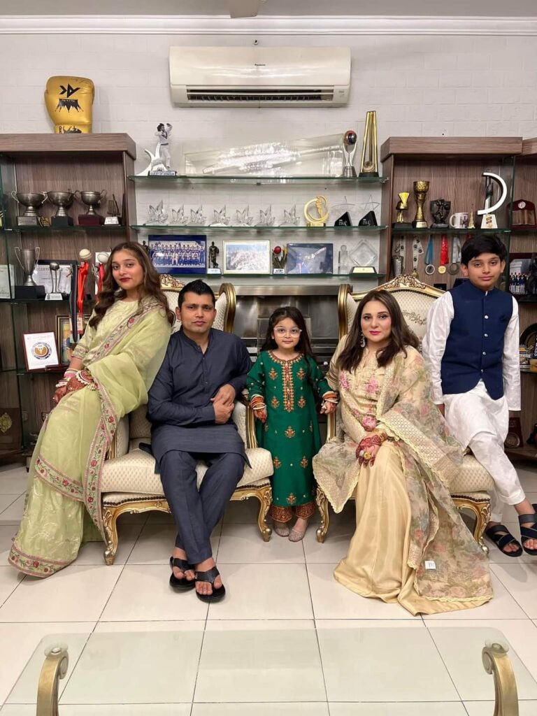 Kamran Akmal Wife and Children Photo