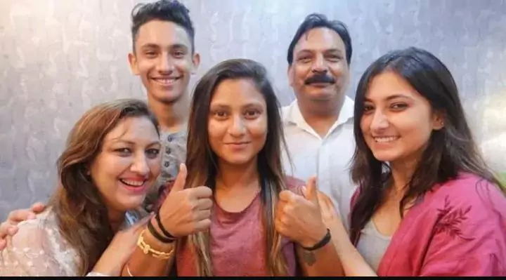 Taniya Bhatia Family Photo